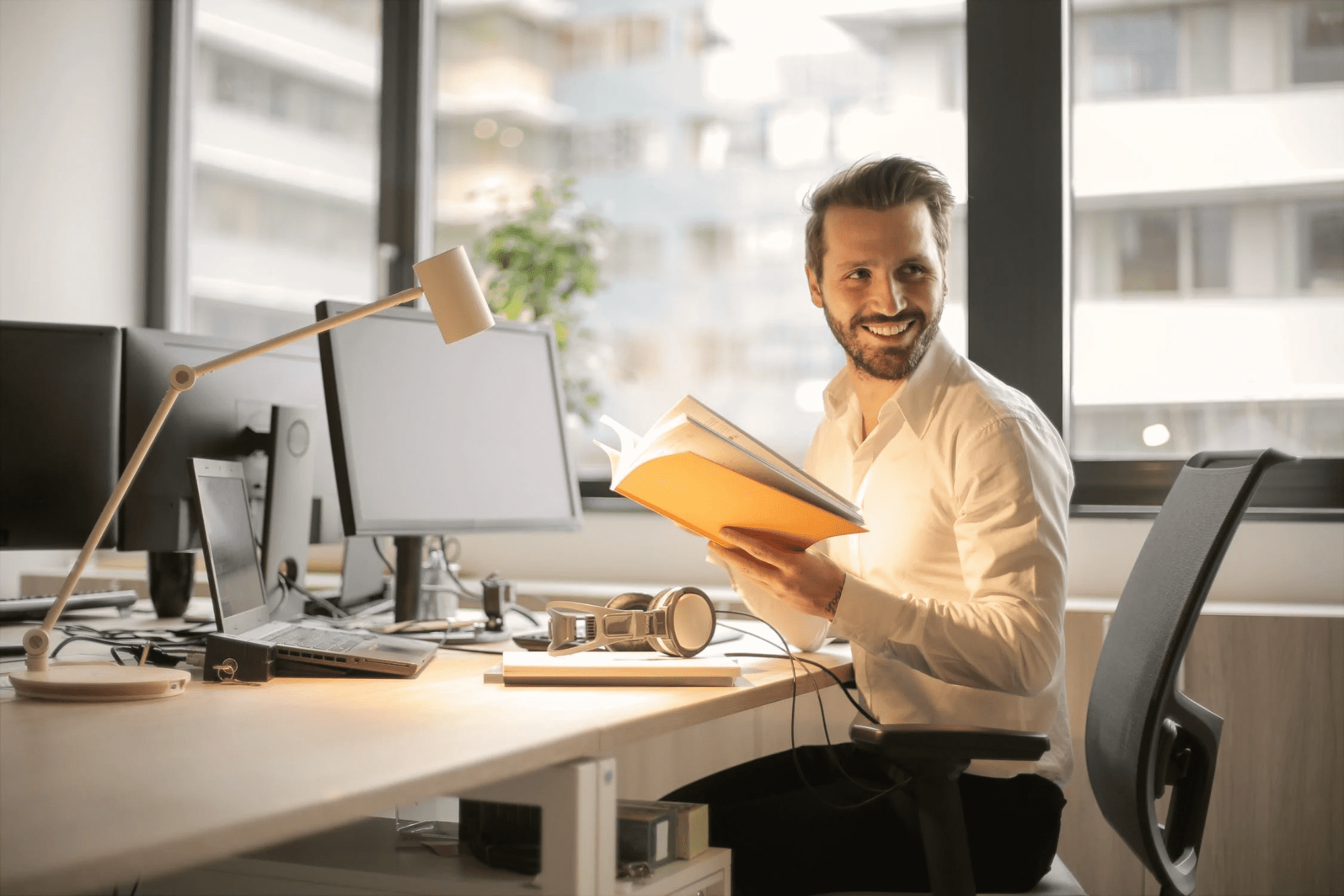 employee filling out employee satisfaction survey